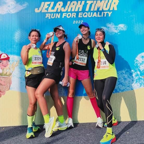 Inspiratif! 10 Potret Nia Ramadhani Mengikuti Half Marathon di Bali, Kayak Boneka