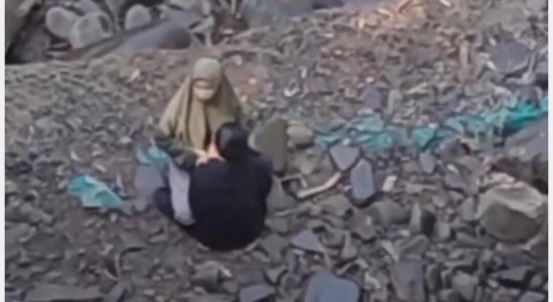 Kenakan Busana Syari, Pasangan Mesum Viral Di Air Terjun Jember