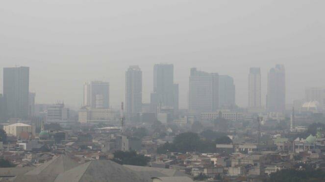 Atasi Polusi Jakarta, Rara Pawang Hujan Ritual Kirim Hujan ke Jakarta! Berhasilkah?