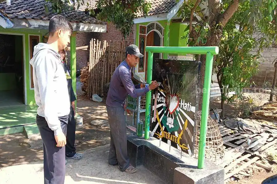Warga Pasuruan Alih Fungsi Tugu PSHT Jadi Pagar Rumah