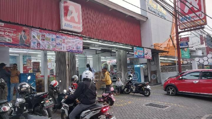 Tak Mau Bayar Parkir, Pria Ini Dikeroyok Gerombolan Tukang Parkir! Siapa yang Salah?