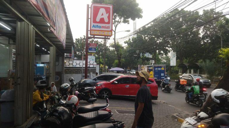 Tak Mau Bayar Parkir, Pria Ini Dikeroyok Gerombolan Tukang Parkir! Siapa yang Salah?