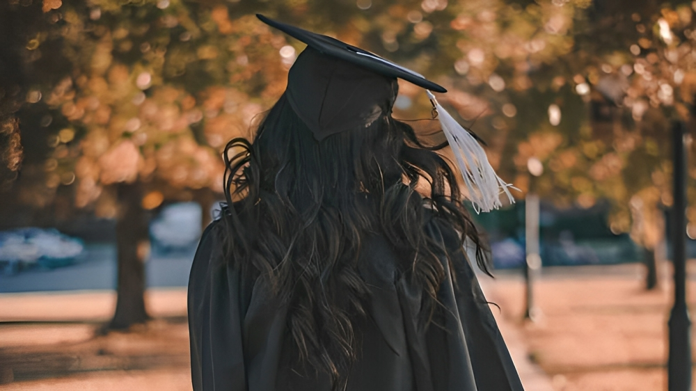 Trik Editing Foto Wisuda yang Bikin Kamu Terlihat Seperti Bintang!