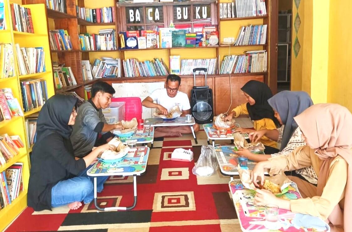 Kisah Sebungkus Nasi di Taman Bacaan?