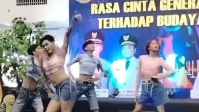 Viral Pria Joget Pakai Tanktop dan Bergaya Bak Wanita di Jambi! Bisakah Ditoleransi?