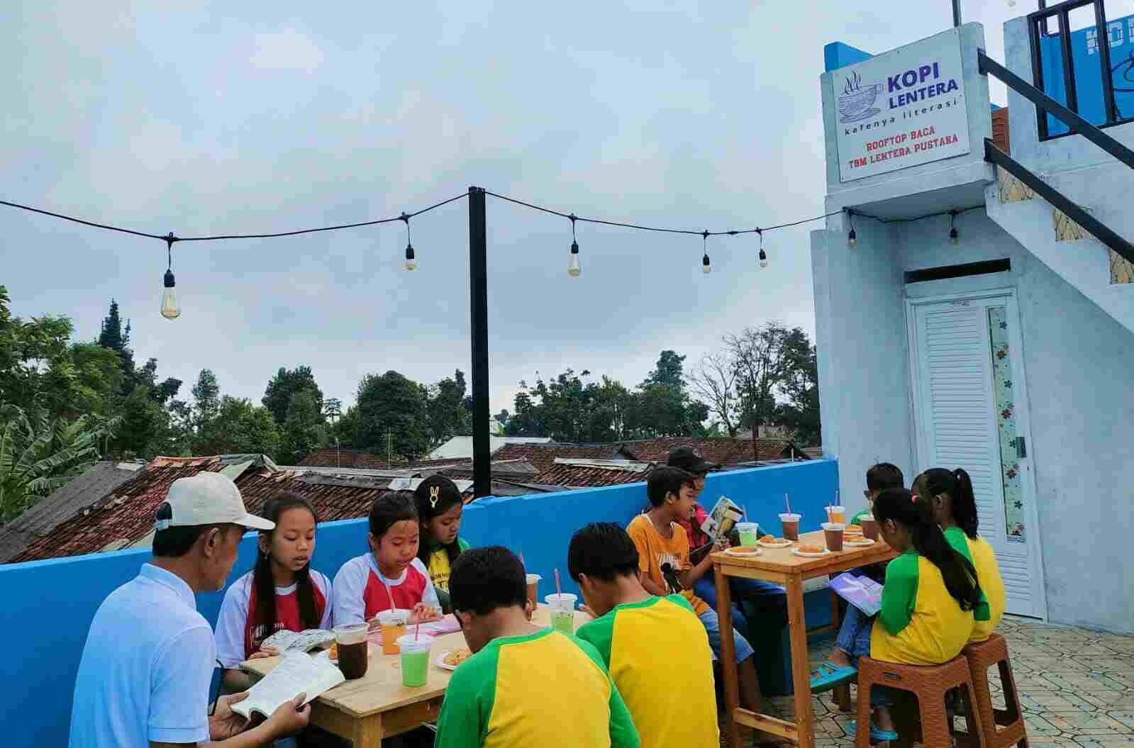 Perjuangan Literasi, Emang Elo Dapat Apaan di Taman Bacaan?