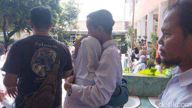 Terisak, Ortu-Murid Tolak Pemecatan Guru SD Bogor Terkait Pelaporan Pungli