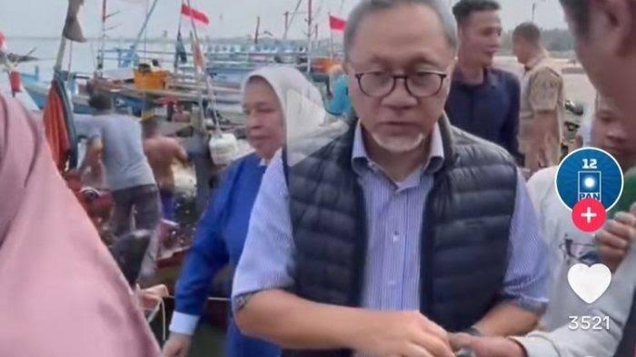 Aksi Bagi-Bagi Uang Zulkifli Hasan Viral di Media Sosial, Netizen: Politik Uang?