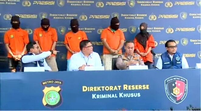 Kalau Sudah Ketangkep Aja Pakai Jilbab, Pas Bikin Film Dewasa Jilbab Ke Mana?