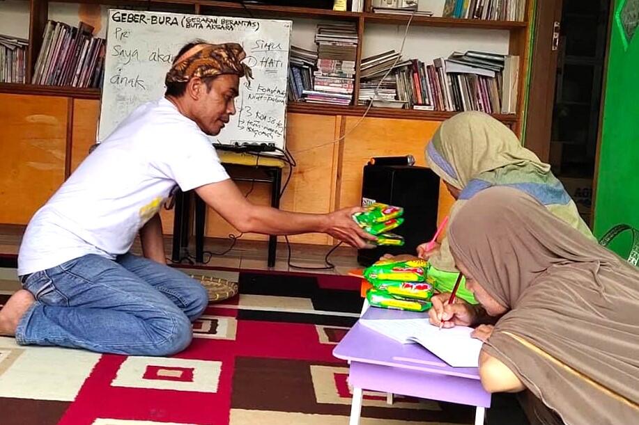 Kisah Berantas Buta Aksara di Tman Bacaan