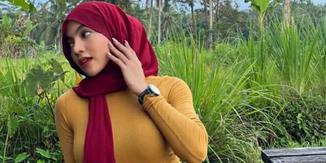 Beredar Foto Diduga Oklin Fia Tanpa Hijab di Ranjang Hotel! Validkah?