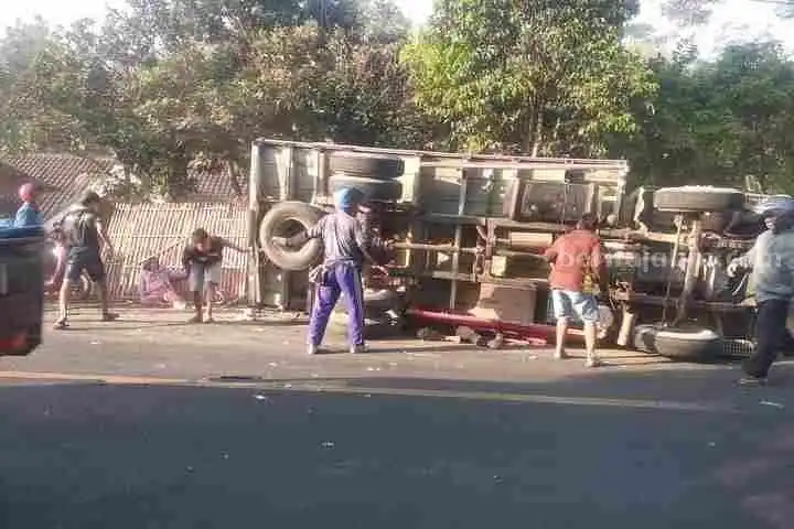 Truk Tebu Tabrak 3 Sepeda Motor di Jalur Blitar-Malang, 1 Orang Meninggal