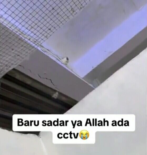 Gunakan Toilet Umum, Wanita Ini Baru Sadar Ada Kamera CCTV Diatasnya !