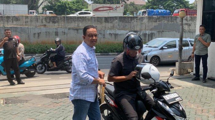 Anies Baswedan Datang Naik Motor Beat saat Urus SKCK di Gedung Baintelkam Polri