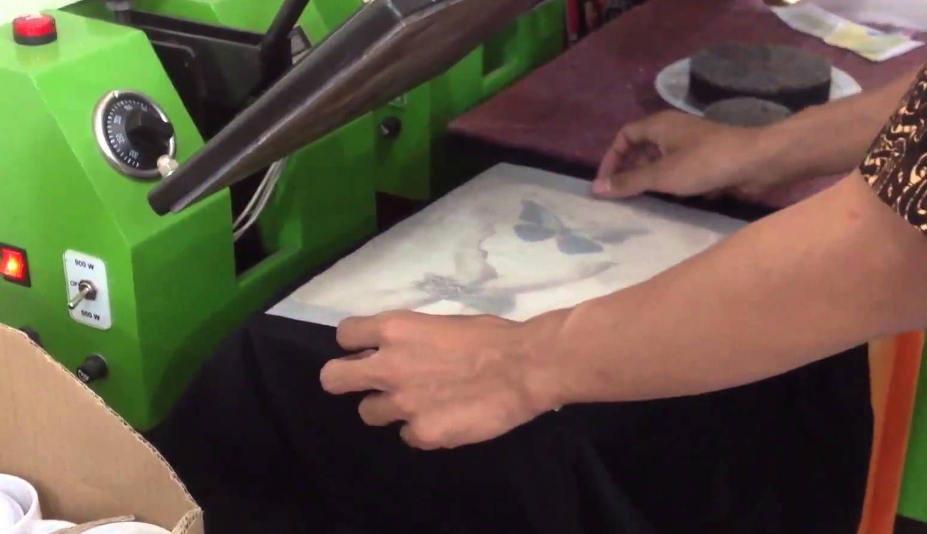 Sablon Kaos Dengan Efek Abstrak Menggabungkan Seni Dan Gaya