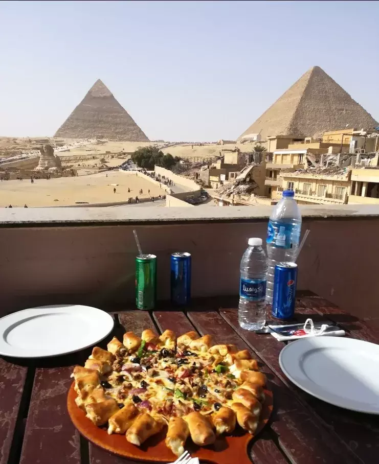 Lagi di Padang Pasir, kepingin Pizza. Bisa banget di Pizza Hut ini