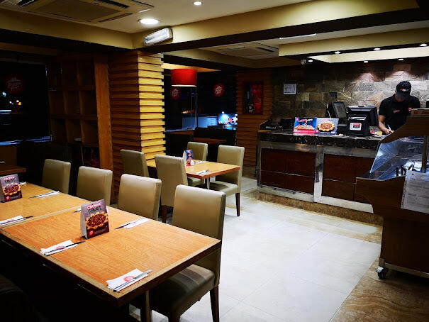 Lagi di Padang Pasir, kepingin Pizza. Bisa banget di Pizza Hut ini