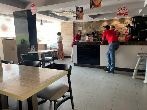 Lagi di Padang Pasir, kepingin Pizza. Bisa banget di Pizza Hut ini