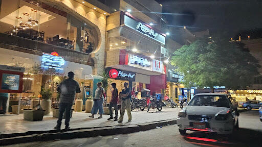 Lagi di Padang Pasir, kepingin Pizza. Bisa banget di Pizza Hut ini