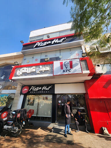 Lagi di Padang Pasir, kepingin Pizza. Bisa banget di Pizza Hut ini