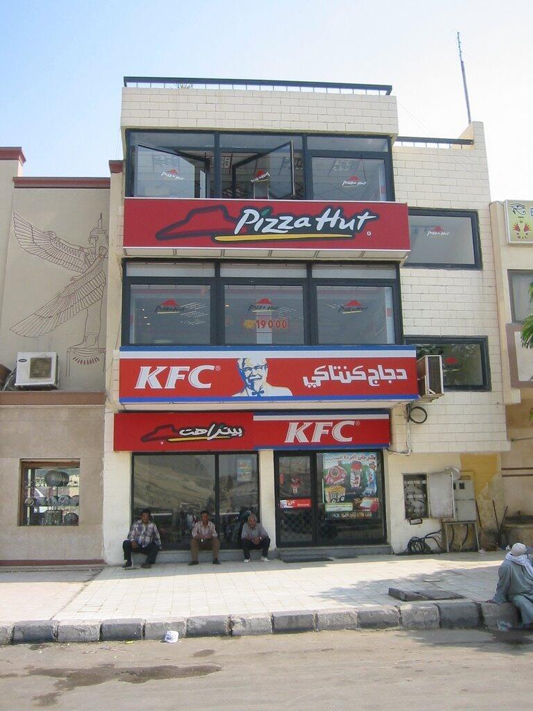 Lagi di Padang Pasir, kepingin Pizza. Bisa banget di Pizza Hut ini