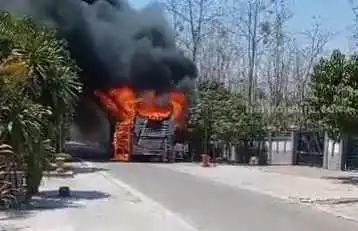 Bus Pariwisata Terbakar Saat Didempul di Bengkel Widodaren Ngawi 