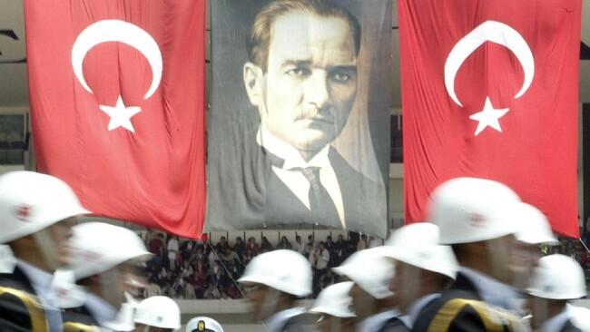 Mustafa Kemal Atatürk: Kontroversi Perubahan Drastis dalam Sejarah Turki Modern