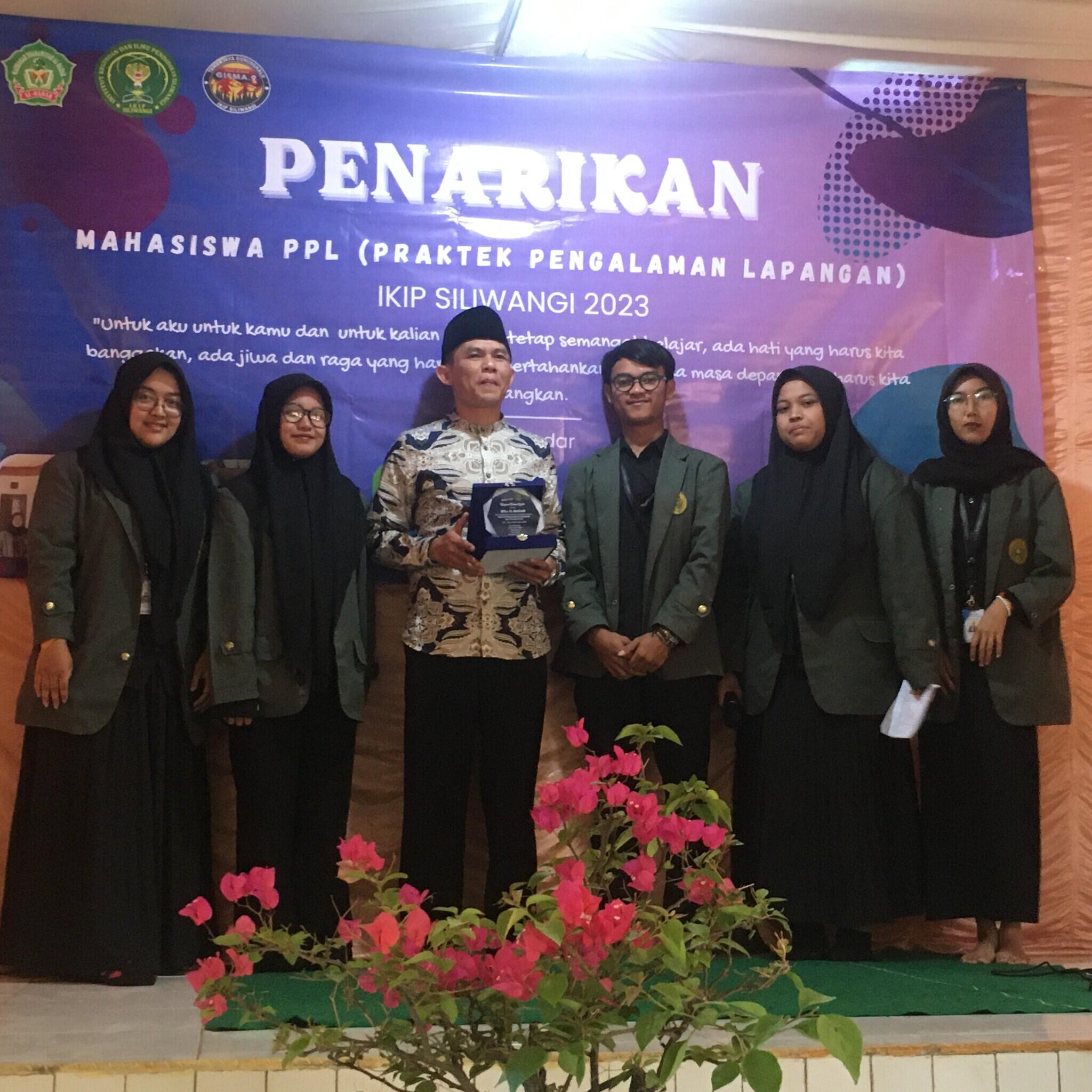 Acara Penarikan Mahasiswa PPL di MTs Al-Badar Berlangsung Meriah