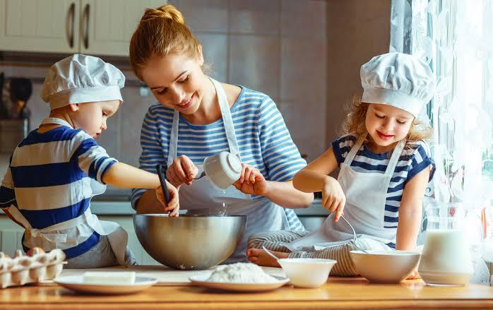 Antara Ibu Dan Aku. Potret Masa Kecil Dan Serunya Belajar Memasak Di Dapur