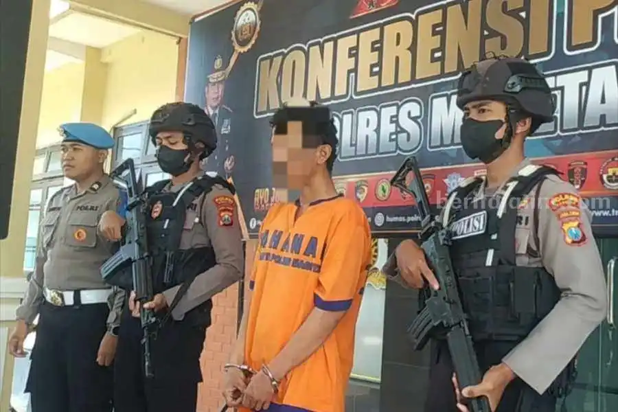 Penjual Es Krim Magetan Tendang Anak Kandung Hingga Jalani Operasi