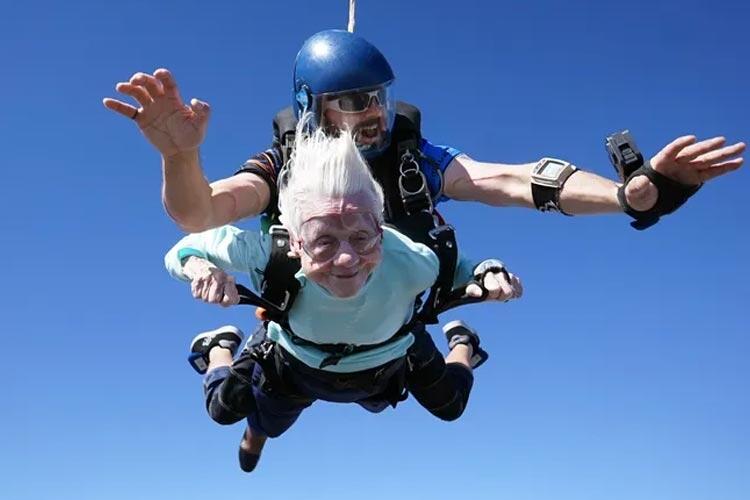 Nenek-nenek &quot;Racing&quot; skydiving di Ketinggian 4000 Meter, 104 YearOld