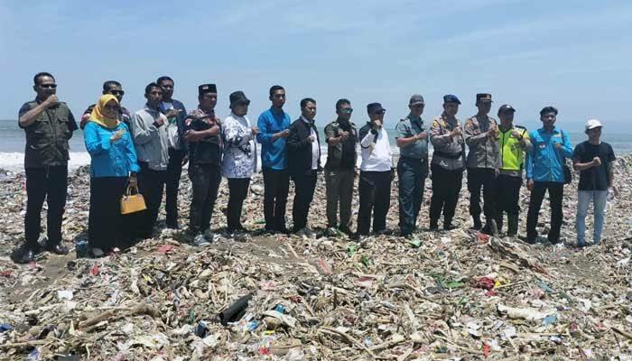 Pantai Cibutun Diklaim Terkotor No. 4 di Indonesia, Karang Taruna: 'APA BUKTINYA?'