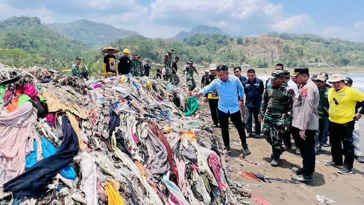 Pantai Cibutun Diklaim Terkotor No. 4 di Indonesia, Karang Taruna: 'APA BUKTINYA?'