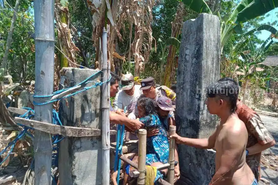 Nyebur ke Sumur, Emak-Emak di Magetan Dievakuasi Polisi dan Warga