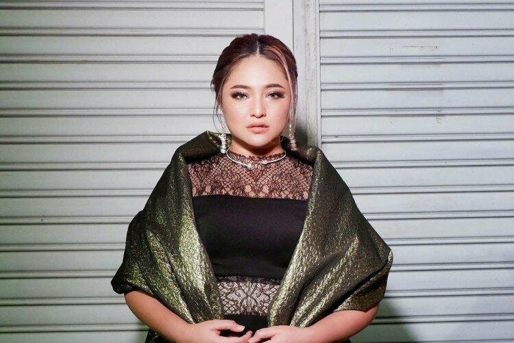 Pakai Baju Menerawang, Marshanda Dihujat Netizen! Di Mana Salahnya?