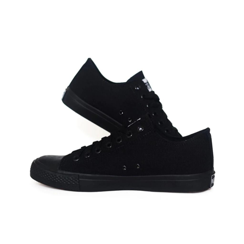 Simpel Tapi Kece! 8 Rekomendasi Sepatu Full Black Brand Lokal