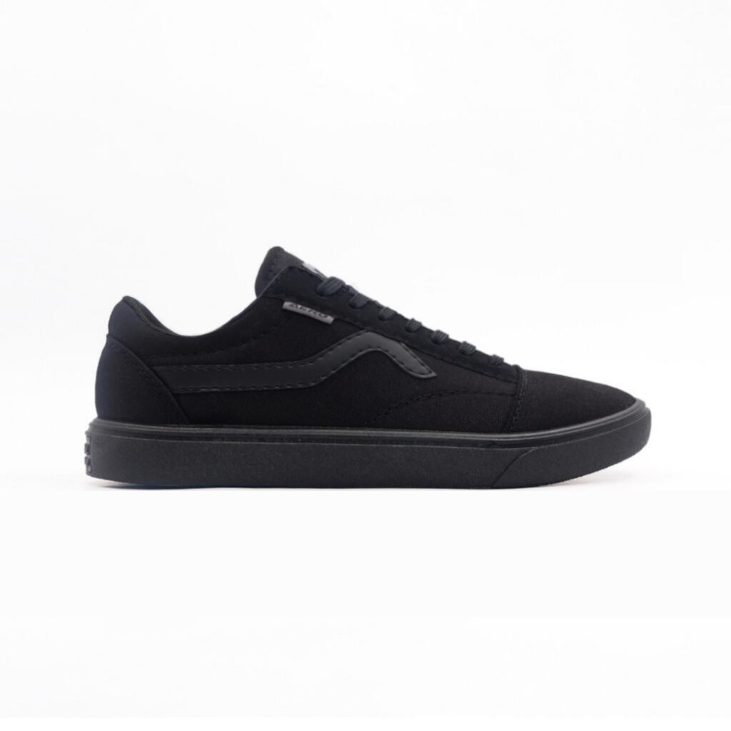 Simpel Tapi Kece! 8 Rekomendasi Sepatu Full Black Brand Lokal