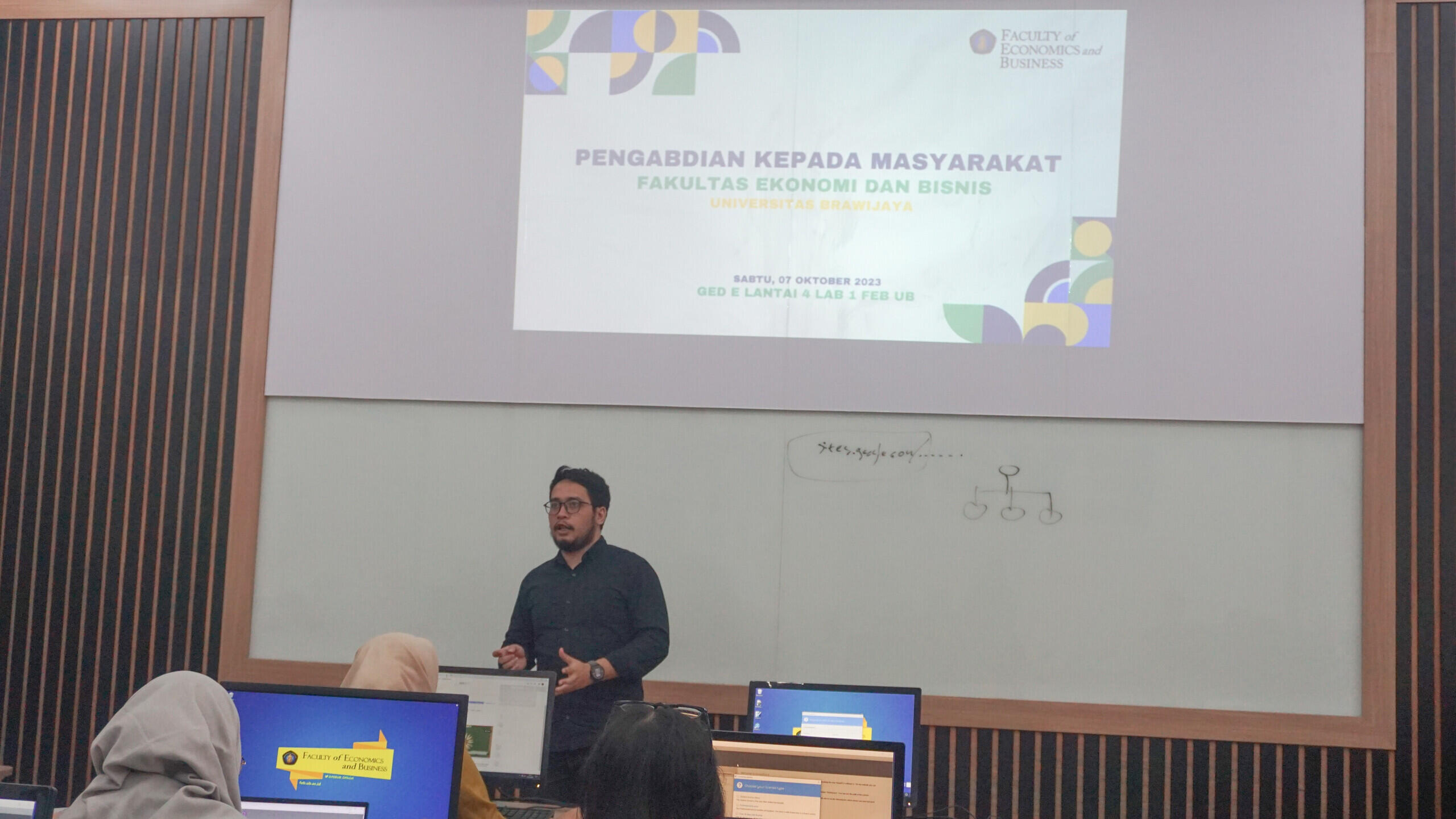 Pengabdian Masyarakat FEB UB 2023: Optimalisasi Smart PLS bagi Mahasiswa