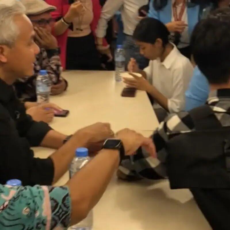 Unbothered Queen, Mahasiswi yang Asyik Makan dan Cuekin Ganjar Pranowo Jadi Sorotan