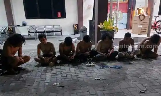Polisi Ciduk Muda-mudi Pesta Miras di Trotoar Jombang