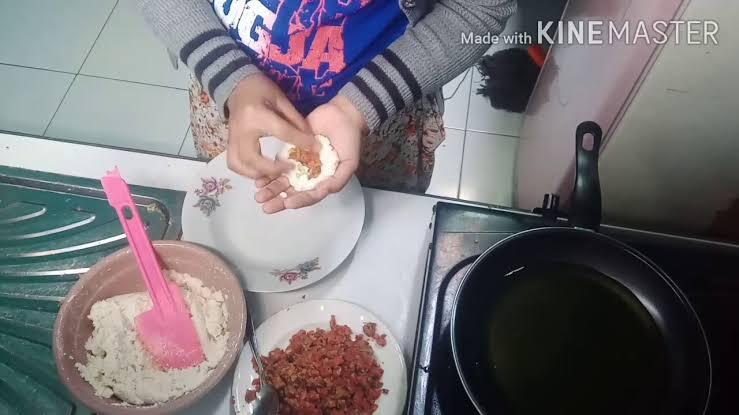 Meraup Manfaat dari Pembuatan Comro: Olahraga Sekaligus Melatih Kesabaran, Yuk Simak!