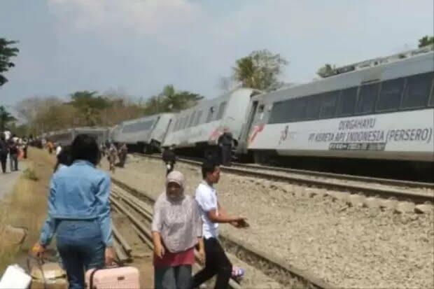 Ngeri! Kecelakaan Kereta Api di Kulon Progo, KA Argo Wilis Serempet KA Argo Semeru