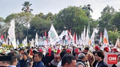 Simpatisan PKB-PKS Padati KPU Jelang Pendaftaran Anies-Cak Imin