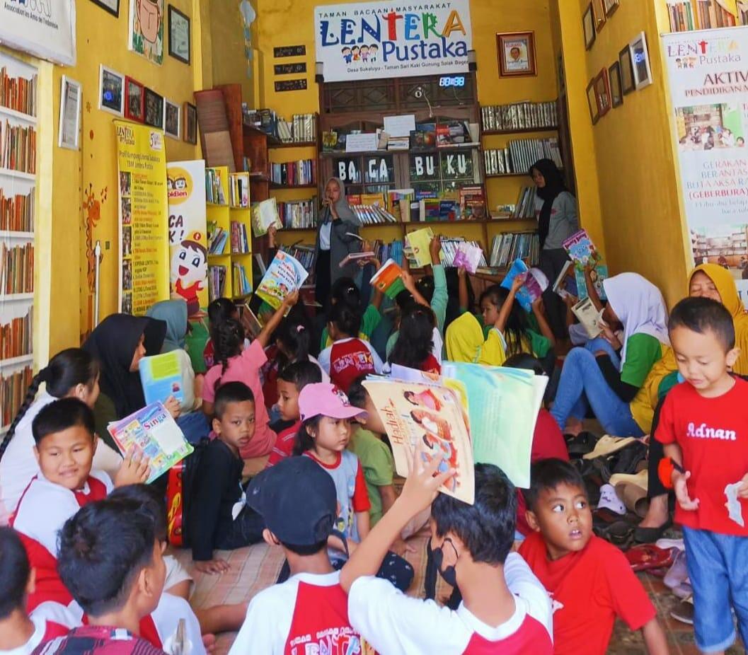 Hanya Buku yang Masih Setia Di Sampingmu