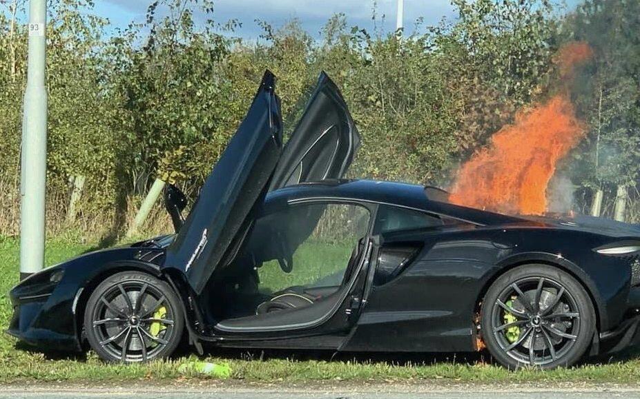 Hanya Menyisakan Abu, McLaren Artura Hangus Terbakar Saat Test Drive