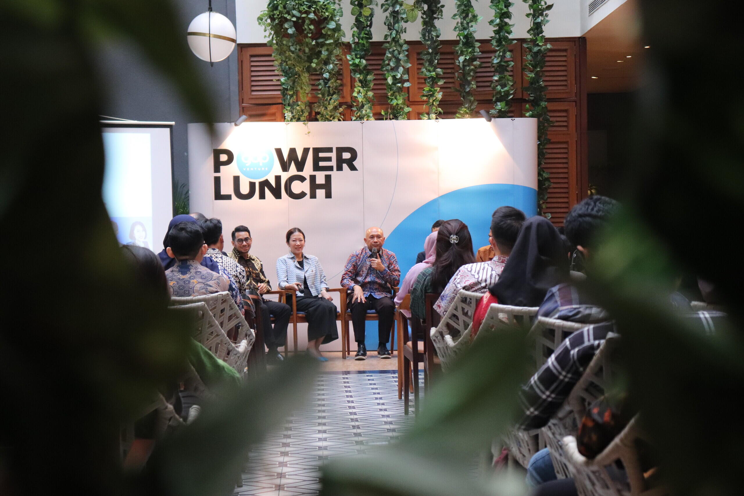 GDP Power Lunch: Respons Pelaku Bisnis Menghadapi Pembeli Masa Kini