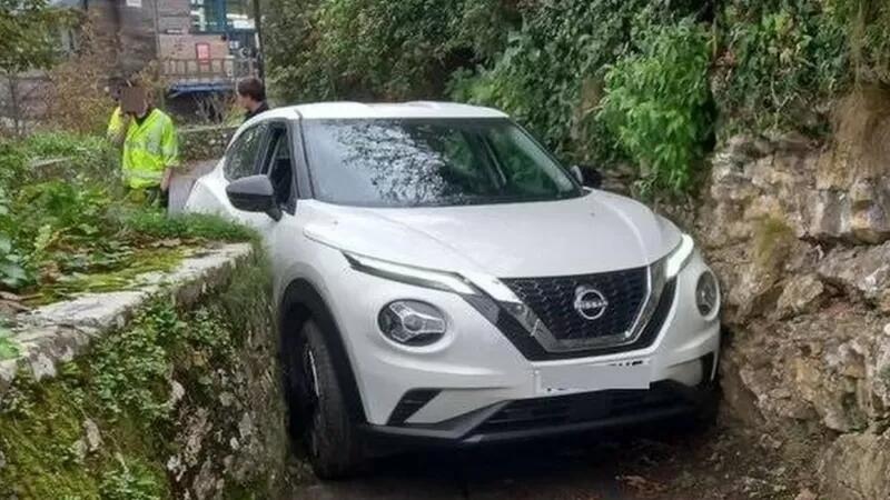 Nissan Juke Terjepit di Jalan Sempit, Sista yang Jadi Pengemudinya Salahkan GPS