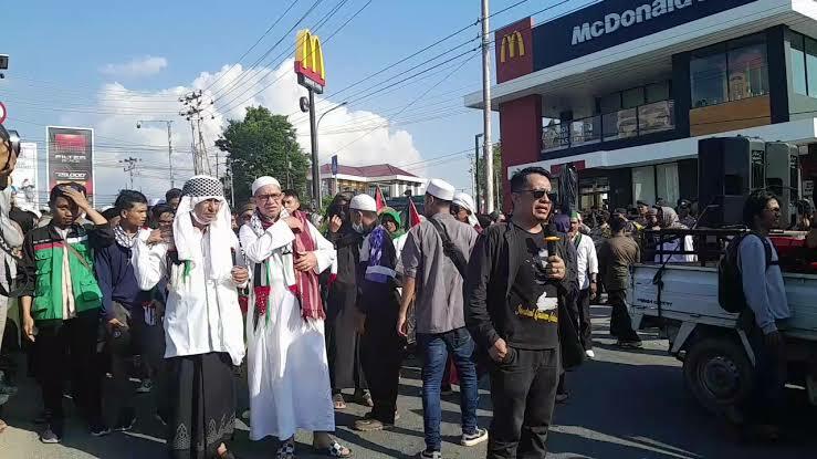 Bela PALESTINA, Warga Palu Gelar Demo di Depan Restoran FAST-FOOD! Apa Pengaruhnya?