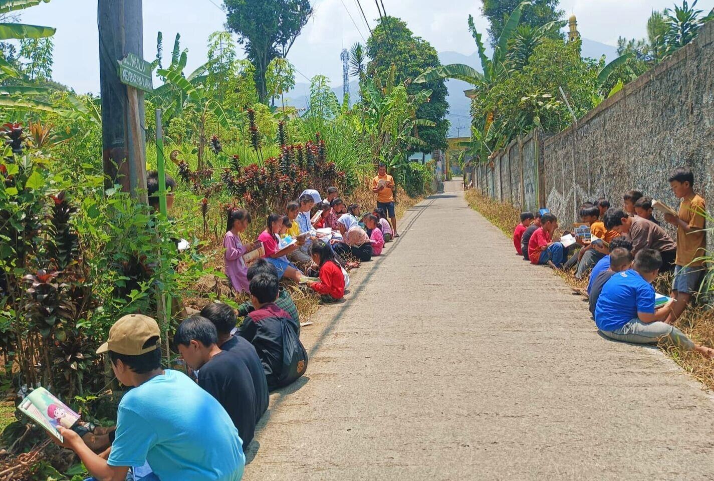 Anak-anak yang Membaca di Pinggir Jalan