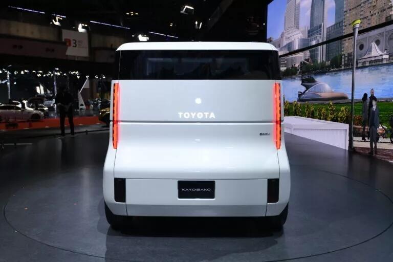 Toyota Kayoibako: Minivan Serba Bisa yang Desainnya Seperti Lemari